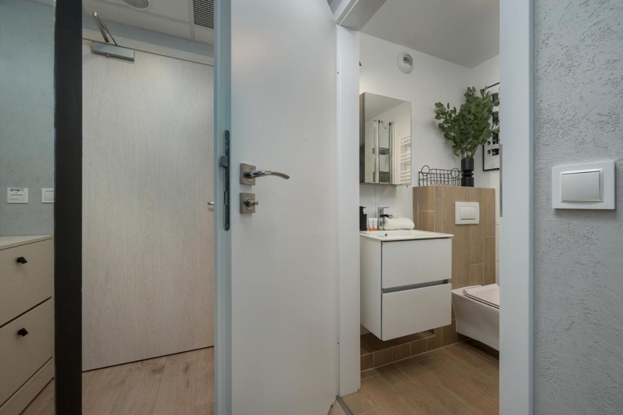 Trendy Studios With Home Office Near Wroclaw Main Station By Noclegi Renters 외부 사진